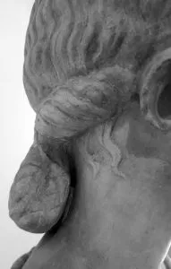 Dettaglio dell’acconciatura di Antonia Minore sul lato destro del busto