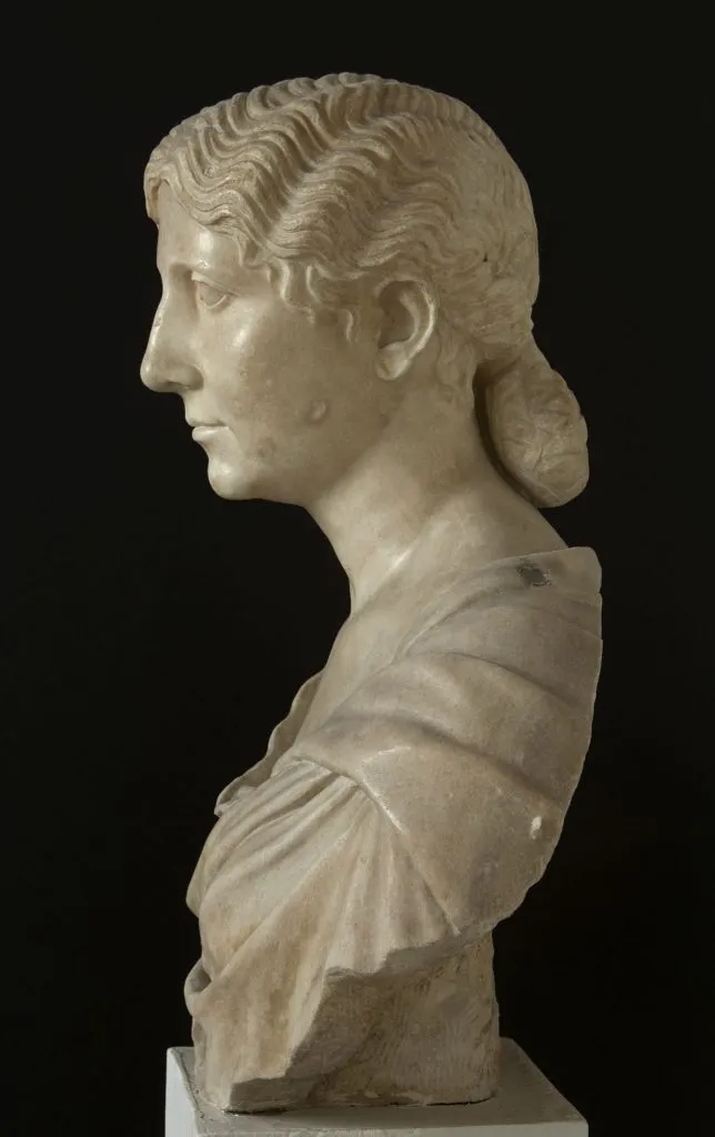 Profilo del busto di Antonia Minore conservato nella Sala IX del Museo archeologico nazionale di Venezia