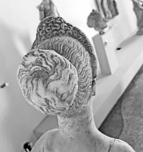 Ritratto femminile di età traianea esposto nella Sala VIII del Museo archeologico di Venezia – Dettaglio dell’acconciatura.
