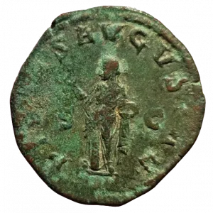 Sesterzio di Filippo I. Rovescio con Pietas stante a sinistra, solleva la mano destra e regge un contenitore di profumo. Legenda: PIETAS AVGVSTAE SC. Zecca di Roma. Ripostiglio di Martellago (Monetiere del Museo archeologico nazionale di Venezia).
